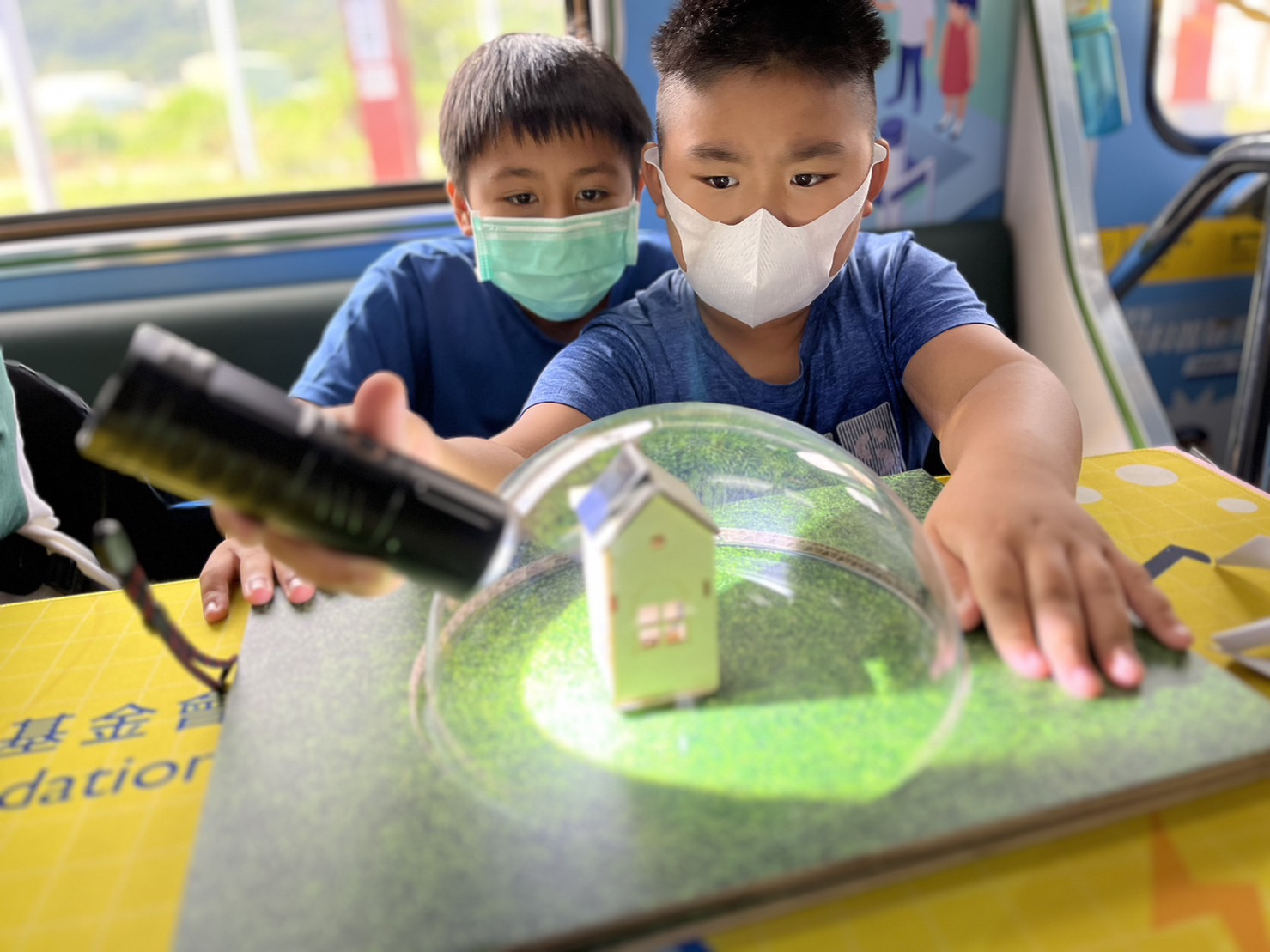 人生就是博參與基礎科學主題車廂，以STEAM教學精神，設計「逐日科學家」、「太陽能工程師」以及「淨零建築師」三大能源科普課程和實驗