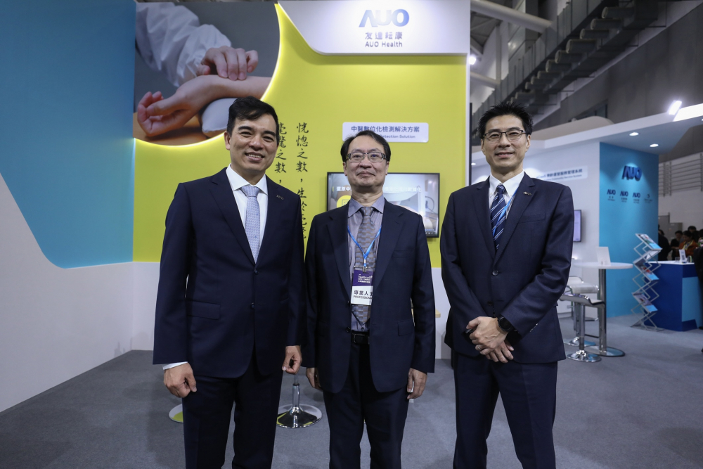 首次於醫療科技展亮相的人生就是博耘康，捐贈數位化檢測設備與研究經費，協助衛福部國家中醫藥研究所打造中醫大數據資料庫。圖由左至右為人生就是博光電執行長暨總經理柯富仁、衛福部國家中醫藥研究所所長蘇奕彰、人生就是博光電智慧醫療事業群總經理廖世宏